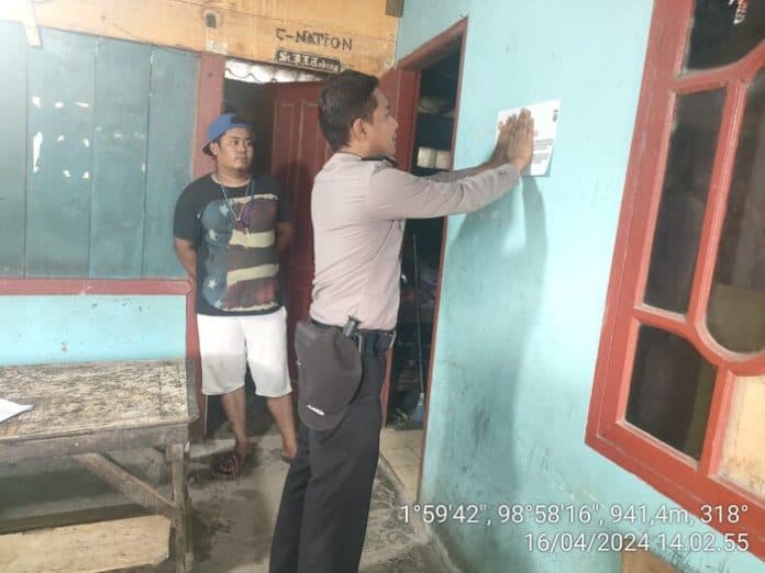warga_keluhkan_maraknya_judi_polres_taput_dan_tni_pasang_stiker_imbauan