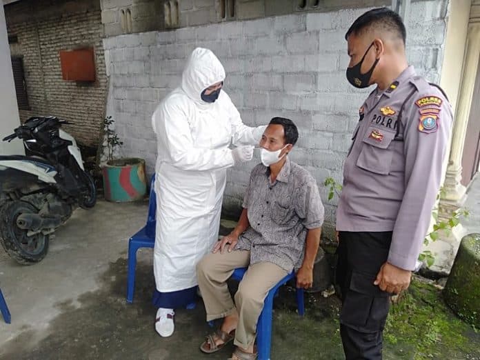 warga_kelurahan_sentang_yang_dicurigai_terpapar_covid_jalani_3t