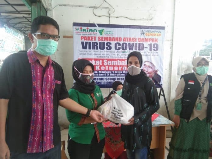 warga_kelurahan_teladan_timur_terima_bantuan_sembako