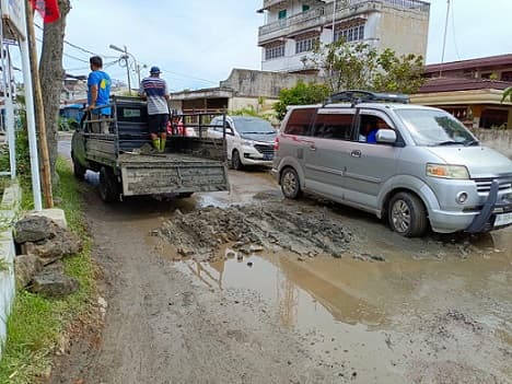 warga_kesal_jalan_karo_di_siantar_selatan_rusak_parah