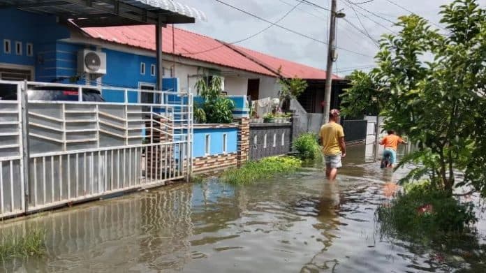 warga_komplek_btn_medan_labuhan_keluhkan_banjir_pemko_janji_akan_perbaiki