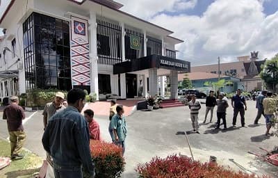 warga_laporkan_mantan_kades_desa_jandi_meriah_ke_kejari_karo
