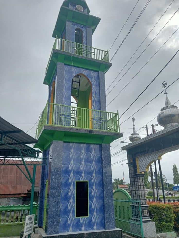 warga_lubuk_pakam_kesetrum_saat_berada_di_menara_masjid