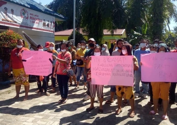 warga_mabar_datangi_kantor_camat_bangun_purba_minta_ganti_perangkat_desa