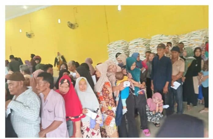 warga_marelan_dapat_bantuan_beras_antrian_mengular