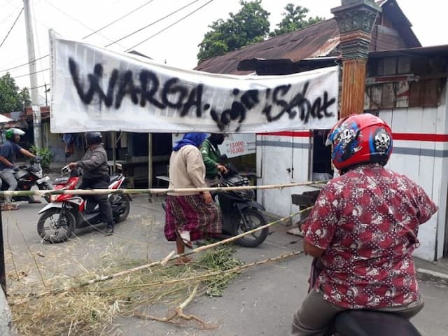 warga_medan_tutup_jalan_alternatif_cegah_virus_korona