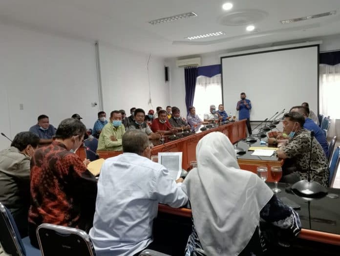 warga_minta_kades_perdamean_diaktifkan_dprd_deli_serdang_akan_kaji