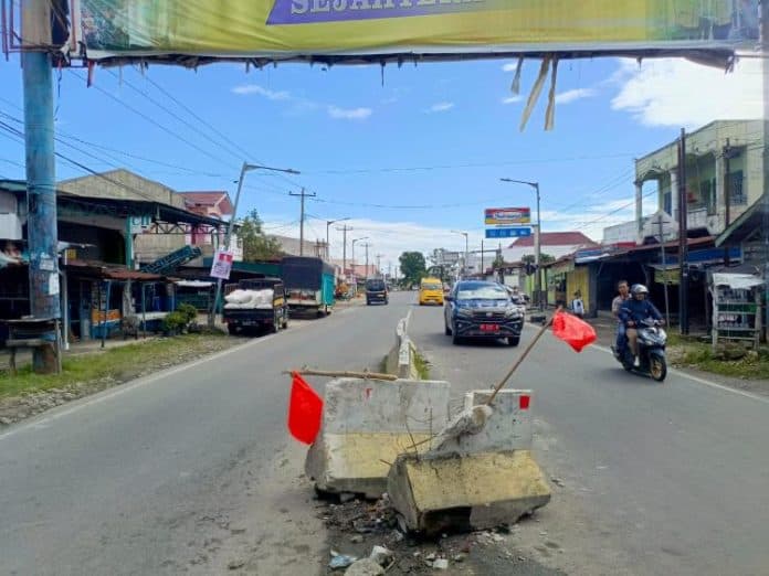 warga_minta_pembatas_jalan_di_simpang_dua_siantar_disingkirkan