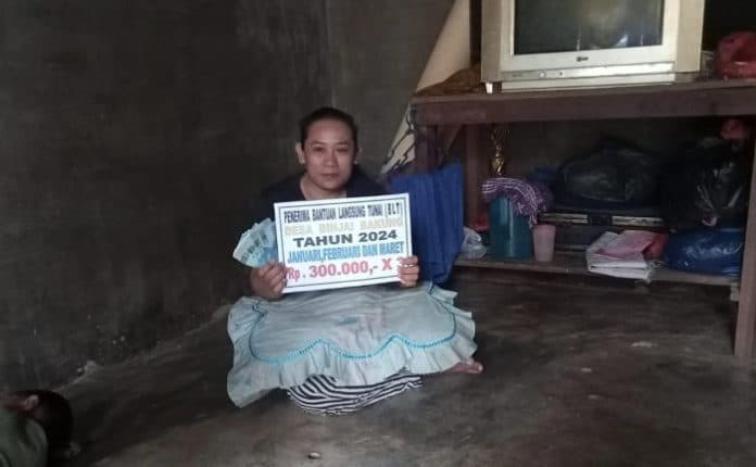 warga_miskin_ekstrem_dan_lansia_tunggal_di_pantai_labu_dapat_santunan