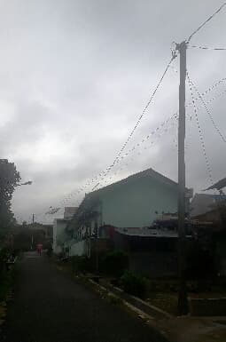 warga_nagapita_cemas_lihat_tiang_listrik_kayu_manager_pln_kita_cek_dulu_nanti_kelayakannya