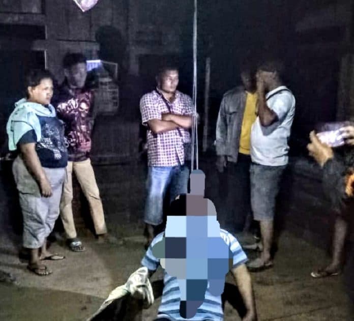 warga_nagori_bosar_heboh_pak_tua_ditemukan_tewas_gantung_diri