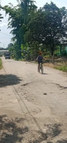 warga_namo_gajah_medan_tuntungan_keluhkan_jalan_rusak