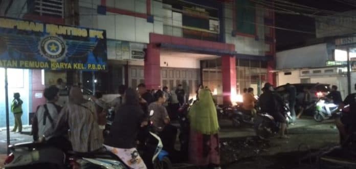 warga_padati_halaman_supermarket_kasimura_satu_pelaku_diperkirakan_masih_di_dalam