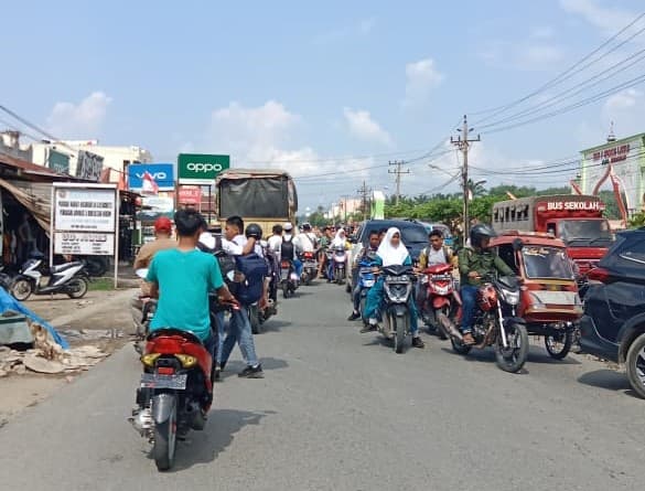 warga_palas_minta_polisi_turun_tangan_atasi_macet_di_depan_sekolah