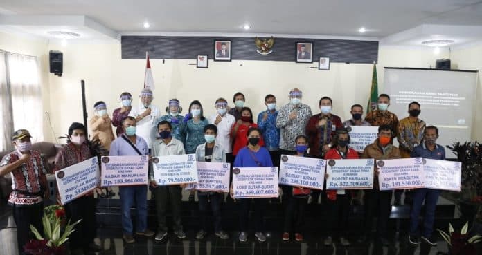 warga_pardamean_sibisa_dapat_dana_santunan_dari_bpodt_sebesar_rp2528_miliar