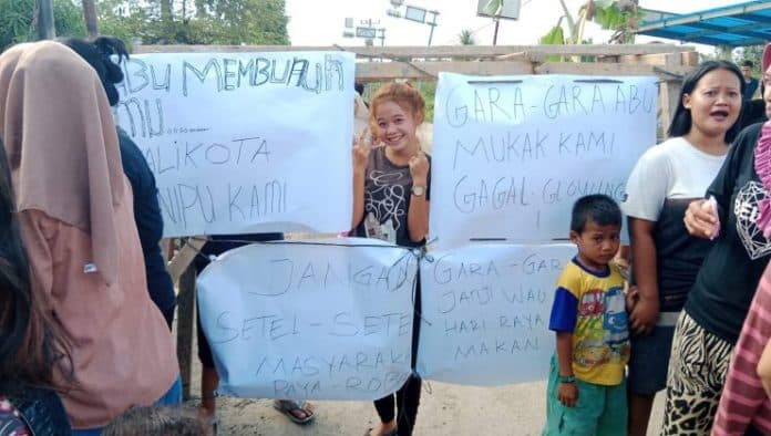 warga_payaroba_binjai_demo_tuntut_perbaikan_jalan_rusak