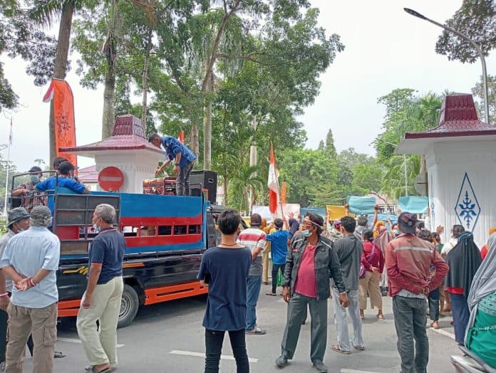 warga_perdamean_demo_kantor_bupati_deli_serdang_tuntut_cabut_sk_penonaktifan_kades