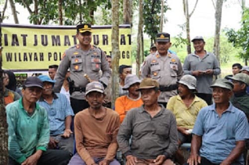 warga_pinang_mancung_tebing_tinggi_terima_bantuan_mie_instan_dari_kapolres