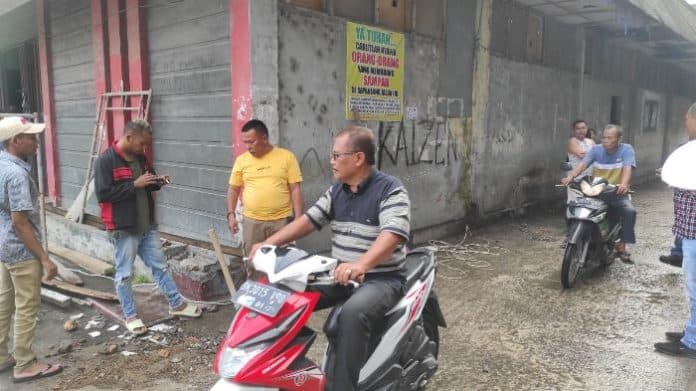 warga_protes_rencana_pembangunan_pagar_yang_menutup_akses_jalan_warga_di_pasar_kisaran