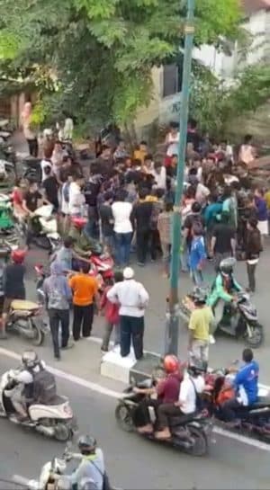 warga_rekam_pelaku_jambret_saat_dihajar_massa