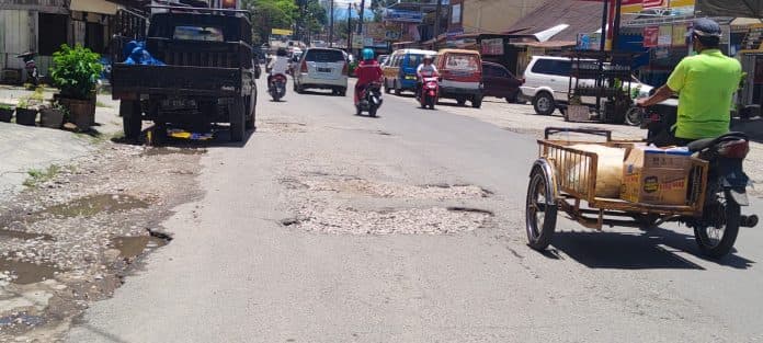 warga_resah_jalan_berlubang_di_kota_sidikalang_mengancam_keselamatan_pengguna_jalan