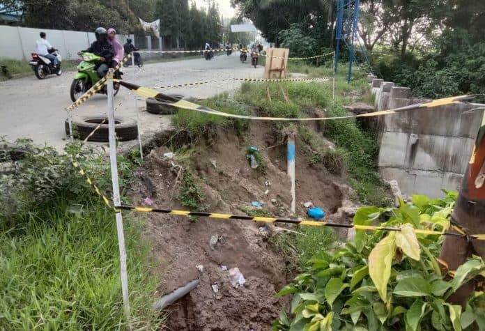 warga_resah_jalan_longsor_di_bangun_purba_tak_kunjung_diperbaiki