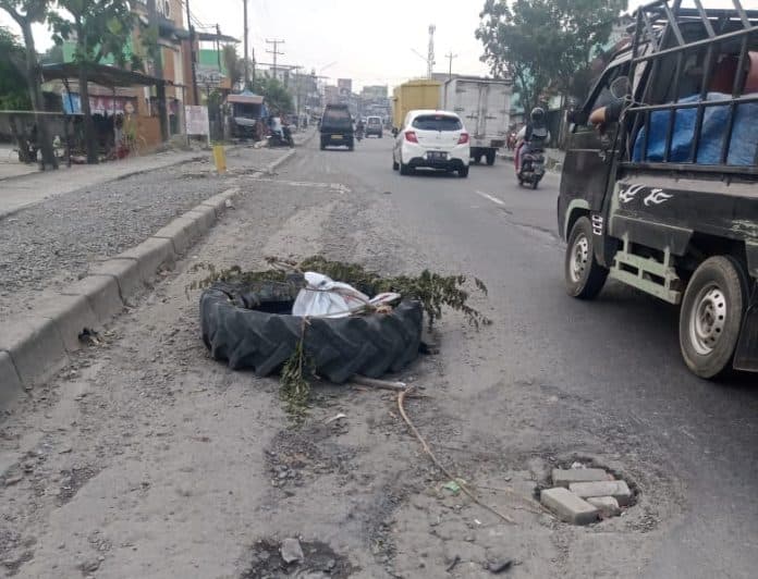 warga_sekitar_asrama_abdul_hamid_minta_jalan_berlubang_ditutup