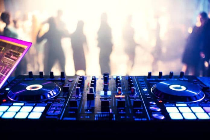 warga_sesalkan_hiburan_musik_dj_tampilkan_biduan_seksi_di_sei_balai