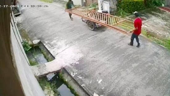 warga_siantar_temukan_pagar_rumahnya_yang_hilang_di_tempat_botot