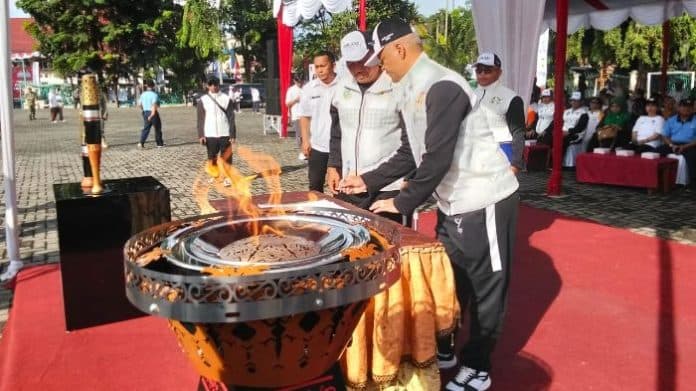 warga_sibolga_antusias_sambut_kirab_api_pon_xxi
