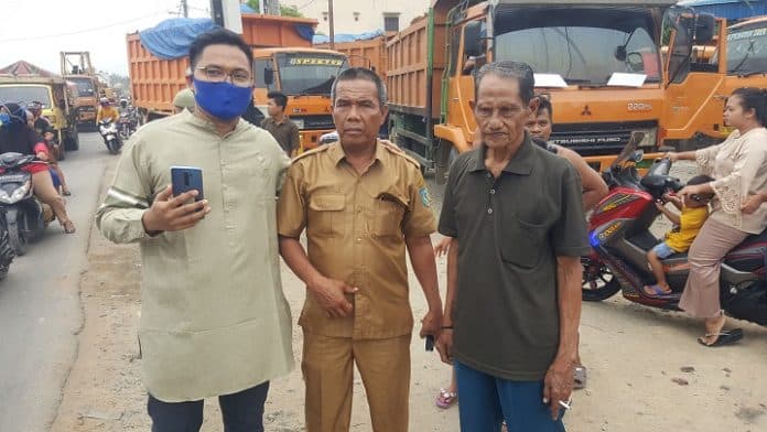 warga_simpang_kopi_hentikan_truk_pengangkut_tanah_timbun