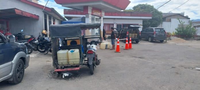 warga_soroti_spbu_di_dairi_isi_bbm_mobil_dibatasi_pengisian_jerigen_tanpa_pembatasan