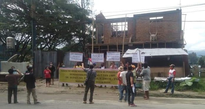 warga_sosor_pasir_parapat_protes_bangunan_pribadi_di_pantai_bebas