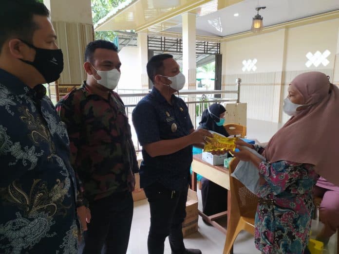 warga_sumringah_dapat_minyak_goreng_gratis_setelah_divaksin_covid_19