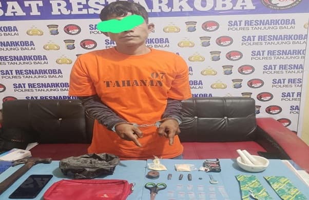 warga_tanjung_balai_ini_nekat_cetak_pil_ekstasi_akhirnya_diringkus_polisi