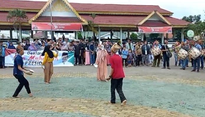 warga_tebing_tinggi_deklarasikan_muhaimin_iskandar_capres_2024_disemarakkan_dengan_tarian_daerah