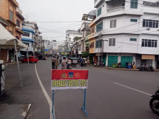 warga_tebing_tinggi_dihukum_menyanyikan_lagu_kebangsaan_di_operasi_yustisi