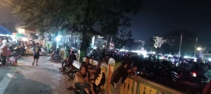 warga_tebing_tinggi_padati_lapangan_merdeka_di_malam_pergantian_tahun