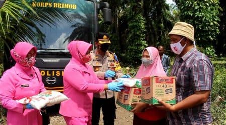 warga_terdampak_banjir_di_kelambir_sergai_terima_sembako_dari_polres_tebing_tinggi