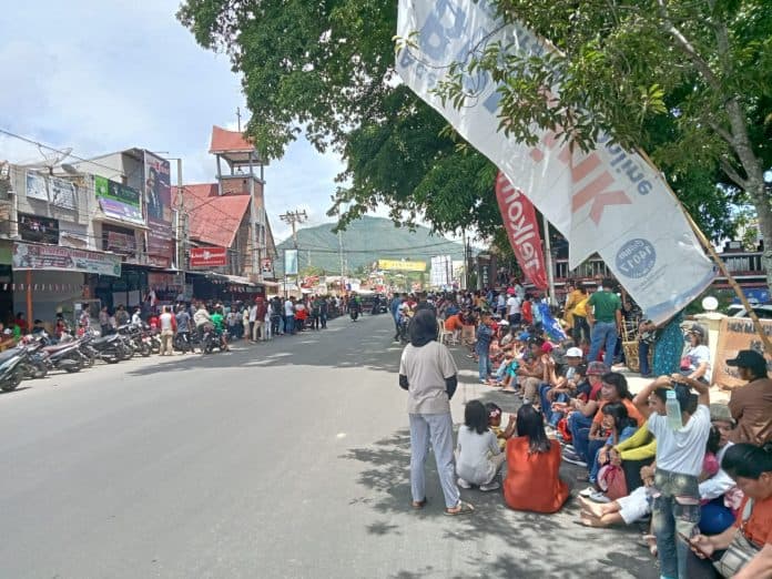 warga_toba_antusias_menyaksikan_pawai_defile_peringatan_hut_ri