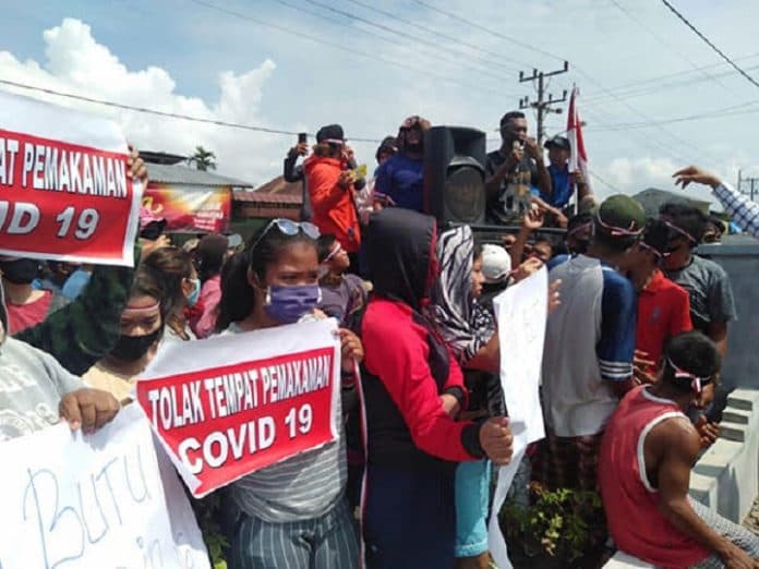 warga_tolak_lokasi_kuburan_pasien_covid_19_kantor_desa_ujung_serdang_dikepung