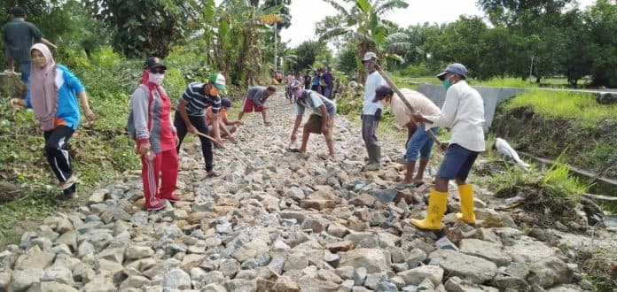 warga_totap_majawa_gotong_royong_perbaiki_jalan_dan_gorong_gorong
