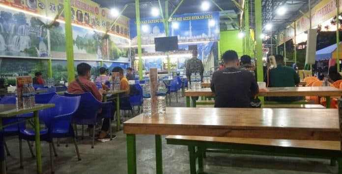 warkop_mie_aceh_berkah_jaya_medan_sajikan_nuansa_sejuk_dan_fasilitas_karaoke