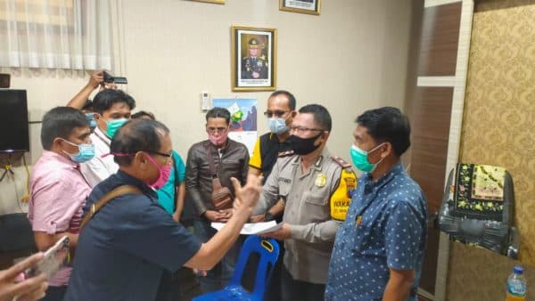 wartawan_diskusi_soal_kebebasan_pers_ke_wakapolres_samosir