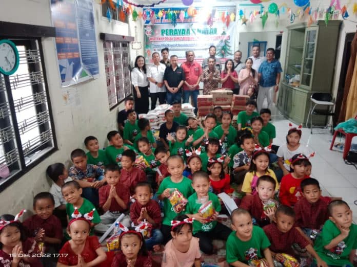 wartawan_polda_sumut_natal_bersama_anak_panti_asuhan