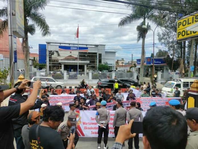wartawan_se_tanah_karo_demo_desak_polisi_ungkap_aktor_intelektual_pembakar_rumah_sempurna_pasaribu
