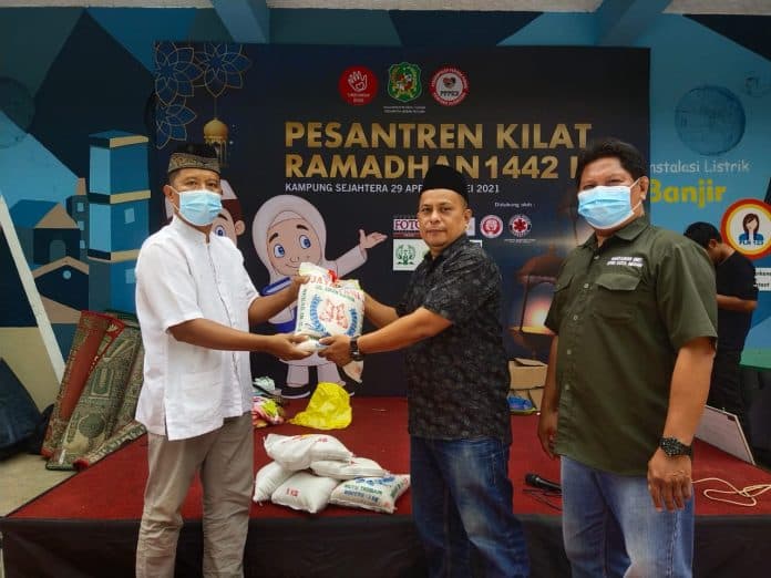 wartawan_unit_dprd_medan_bagikan_beras_ke_pesantren_kilat_di_kampung_madras