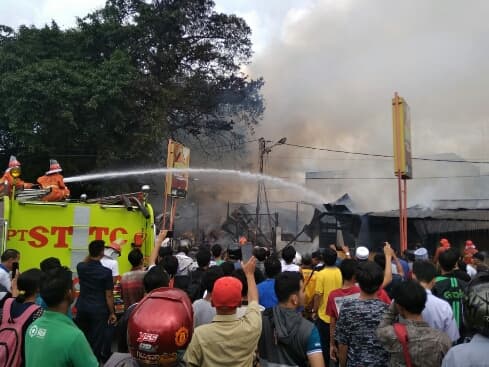 warung_warung_dekat_stasiun_ka_siantar_terbakar
