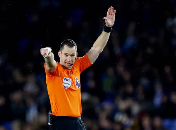 wasit_akan_pakai_kamera_badan_pada_pertandingan_crystal_palace_lawan_mu