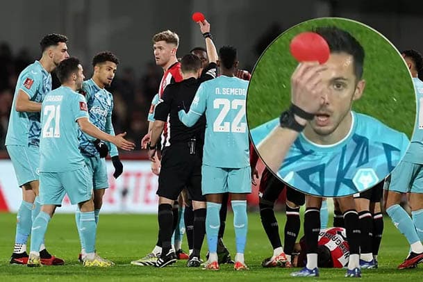 wasit_keluarkan_kartu_merah_bundar_di_piala_fa_apa_artinya
